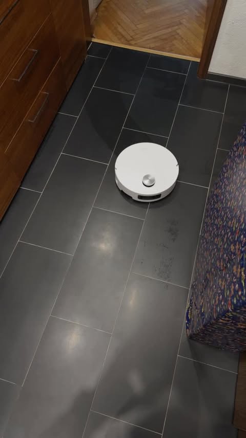 Instagram post by @rthwldn for Dreame. Caption reads: Tohle je Aqua 10 Ultra Roller od @dreame_cz 👀....