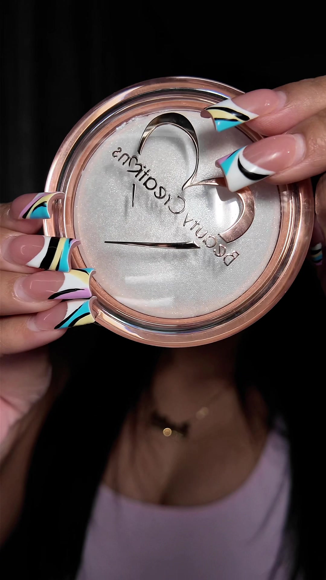 TikTok post by @yx.leslie for Beauty Creations México. Caption reads: Obsessed with this highlight 😍🙈 @Beauty....
