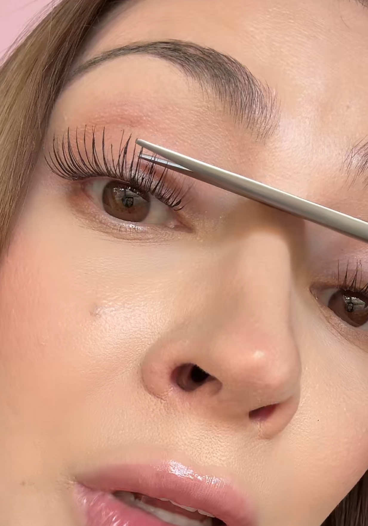 TikTok post by @karlabaylon19 for KEYYOU SHOP. Caption reads: Parecen reales ✨ @KEYYOU OFFICIAL @Keyyoulash....