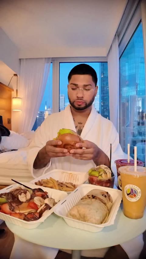 Instagram post by @noemurillo for Groupon. Caption reads: @groupon Green Blend takeout [...].