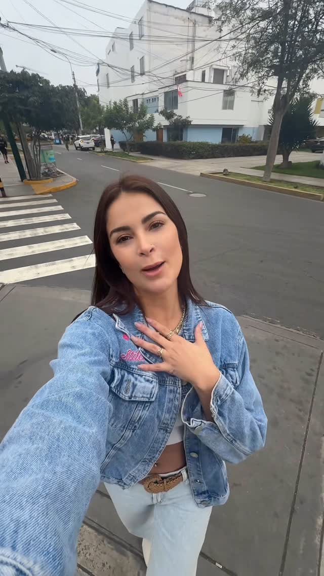 Instagram post by @lauraspoya for Honor. Caption reads: ¿Intentando tomarte la foto perfecta… y terminas....