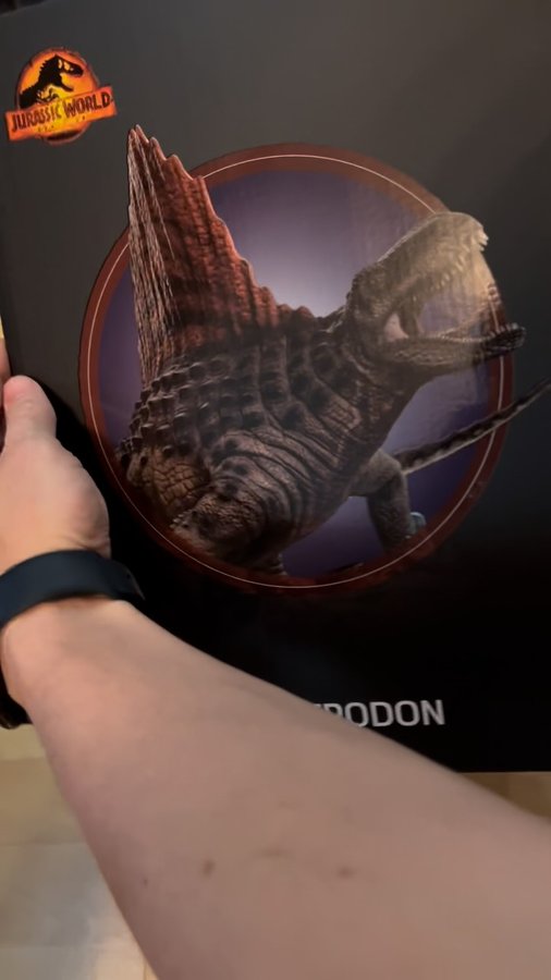 Instagram post by @jurassic_victim for Iron Studios. Caption reads: [...] ending of the year 2024 🥳

Anzeige....