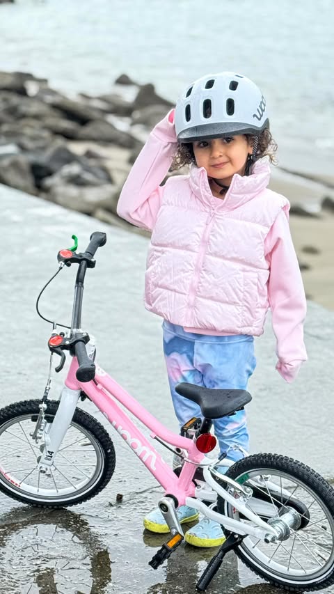 Instagram post by @r.e.v.i.n.tara for woom. Caption reads: [...] birthday gift for my daughter 🎁🚲....
