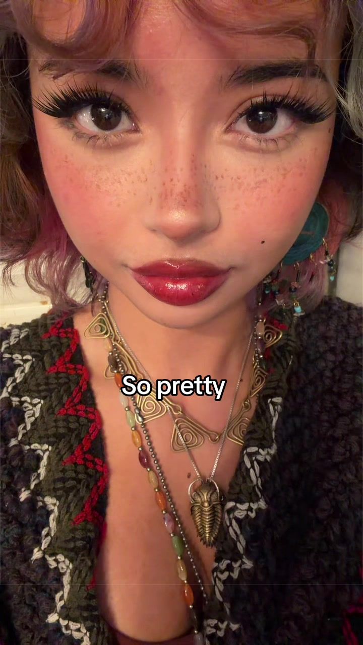TikTok post by @booskloos for OkayLove Lashes. Caption reads: [...] #beautyhacks #lashclusters @Okaylove....