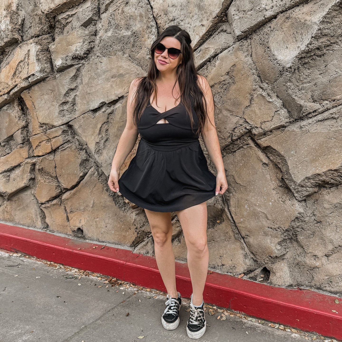 Instagram post by an influencer for Fabletics. Caption reads: @fabletics Friday 🖤 #fableticspartner.