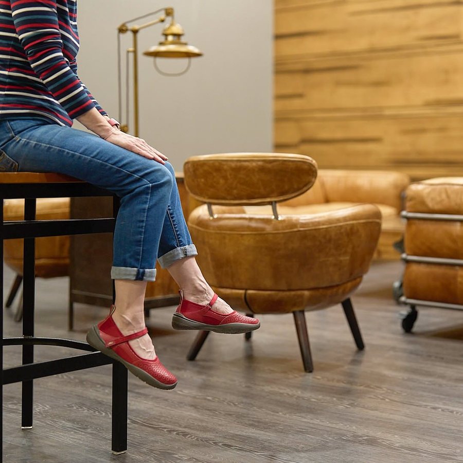 Instagram post by @andi_fisher for Jambu. Caption reads: [...] like a boss with my trusty sidekick, the....