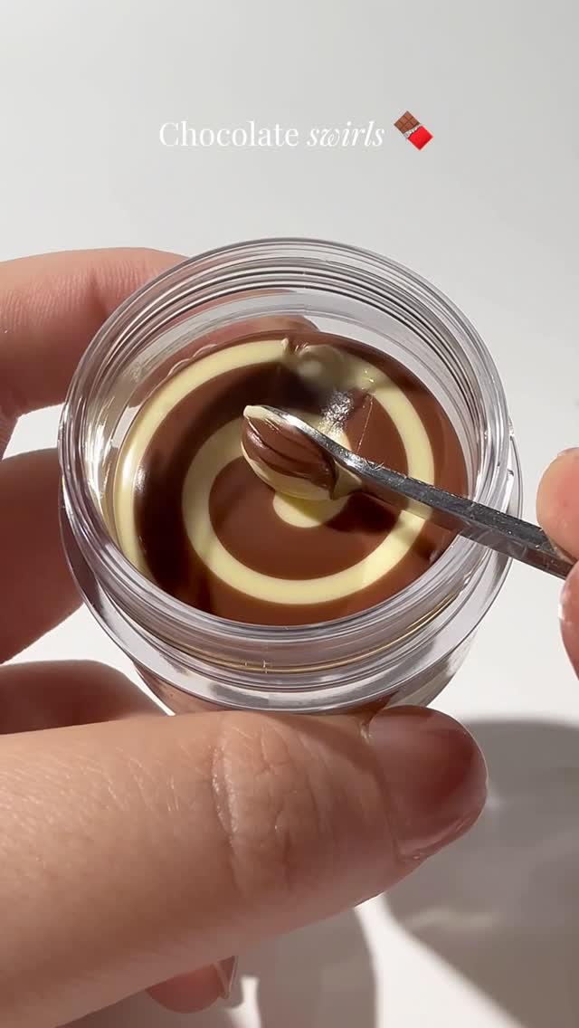 Instagram post by @glowcookient for Chupa Chups. Caption reads: Remember those childhood lollipops? 

Chupa chups....