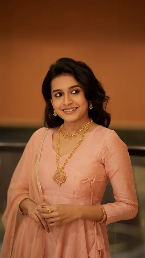 Instagram post by @samyukthaviswanathan for Malabar Gold and Diamonds. Caption reads: [...] #MalabarGoldAndDiamonds #NaturalGemstones.
