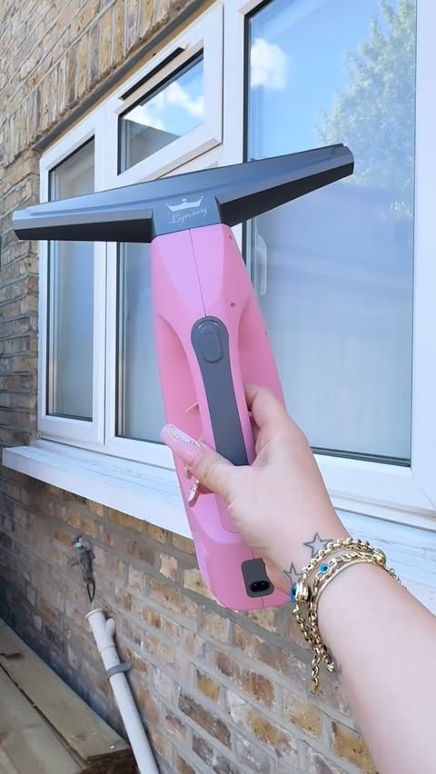 Instagram post by @cleanaway20 for Swan Brand. Caption reads: [...] ups Use code CLEANAWAY20 for 20% off....