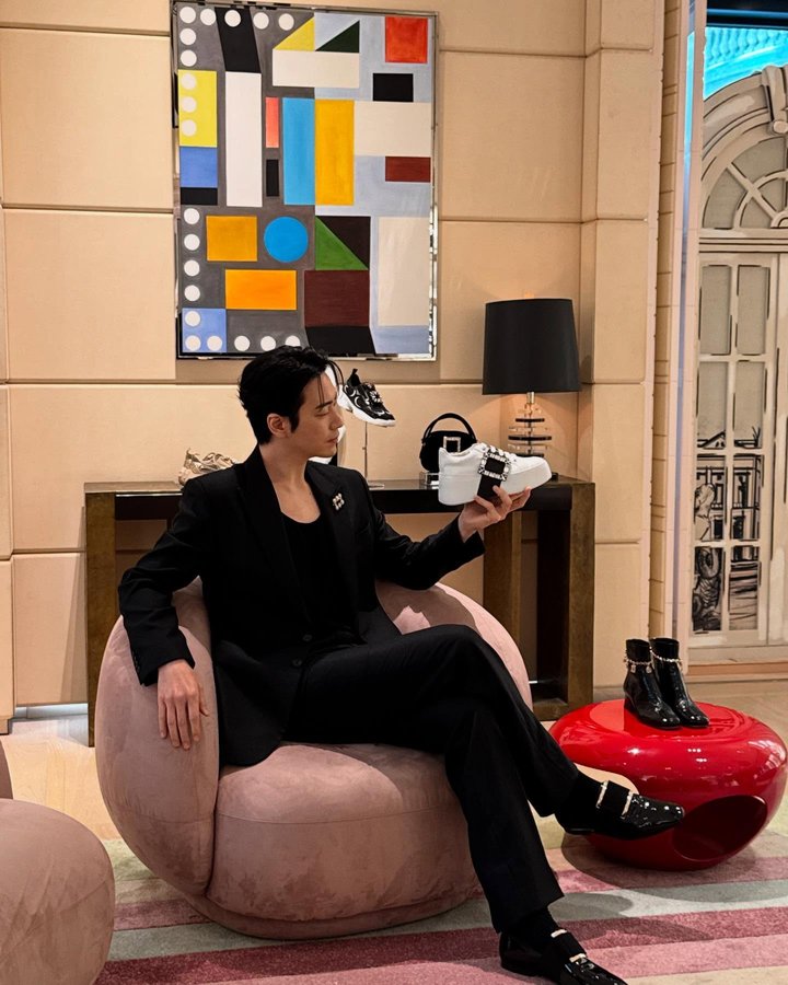 Instagram post by @leejunhyuk05 for Roger Vivier. Caption reads: @rogervivier
#RogerVivier #BELLAVITA....