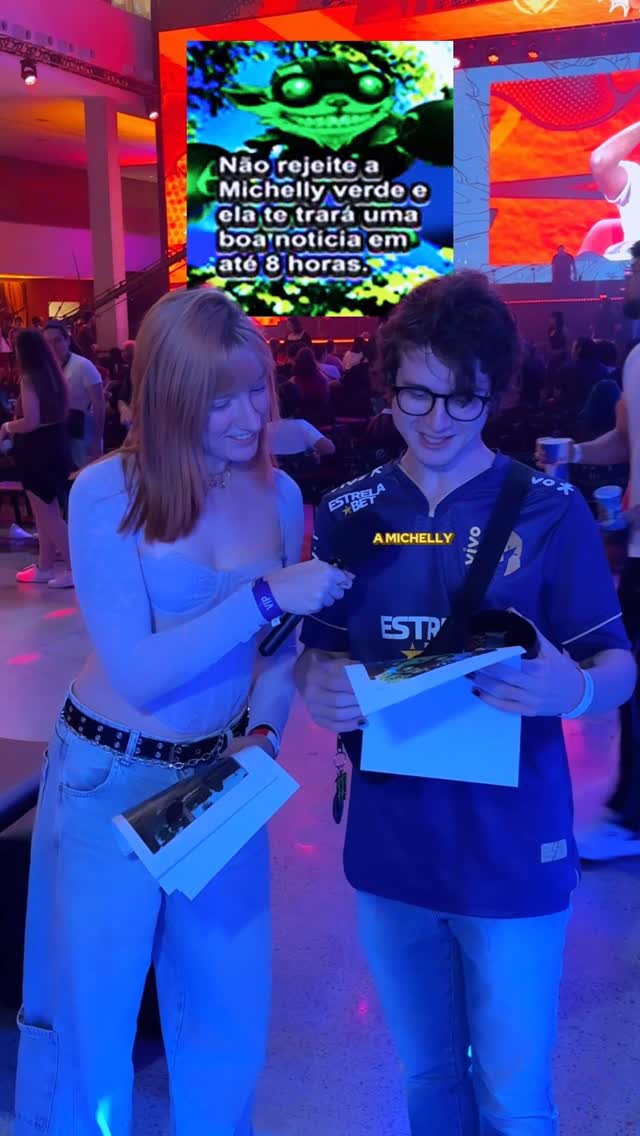 Instagram post by @vieira_steph for League of Legends. Caption reads: [...] este presente? 🛐 #leagueofmemes....