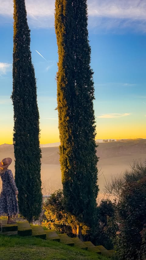 Instagram post by @crestesicalatoreste for Bonprix. Caption reads: [...] it, “Italy.”#creșteșicălătorește

Dress....