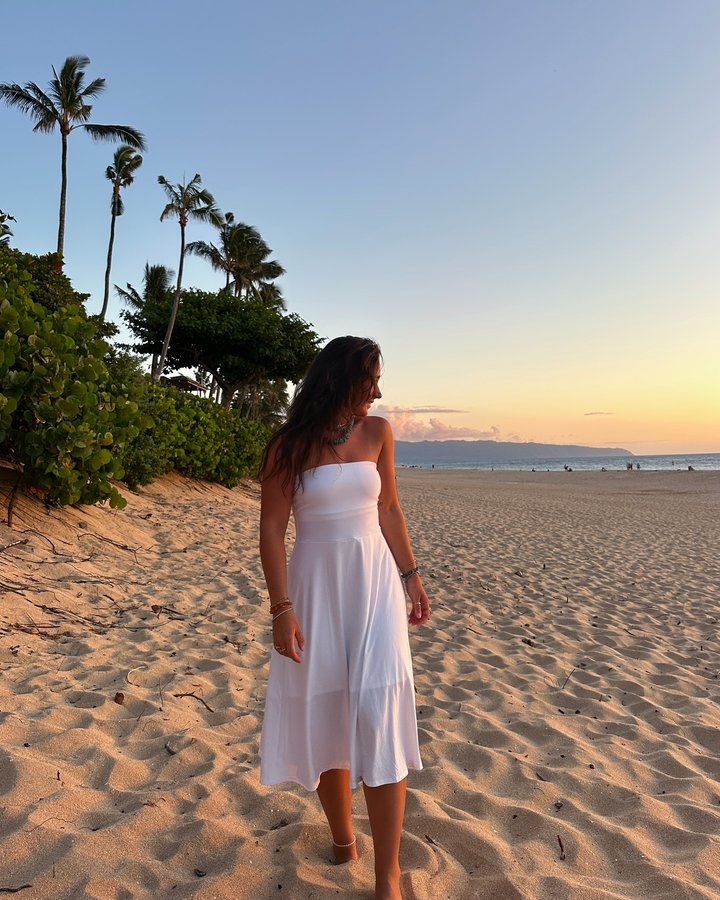 Instagram post by @haileighangelle for Beyond Yoga. Caption reads: [...] outfits 🧡🍊🌅 forever obsessed with....