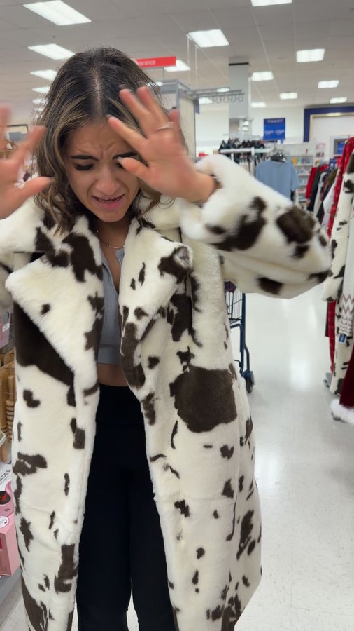 Instagram post by @lauramayac for Marshalls. Caption reads: #sacos #frio #soymexicana #latina #ropa  Kelly....