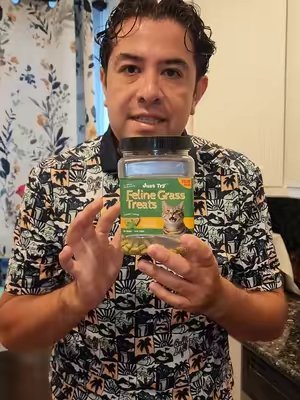 TikTok post by @zardeloscupones for Just Try Pet US. Caption reads: snacks para gatitos @Just Try Pet US....