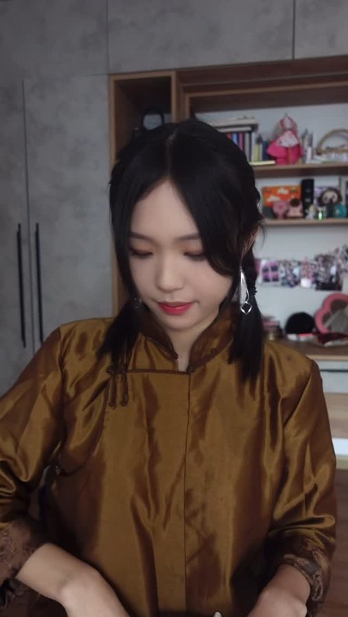 Instagram post by @jinixni for Mentos. Caption reads: WHAT'S IN MY BAG "tsagaan sar" edition
@mentos.