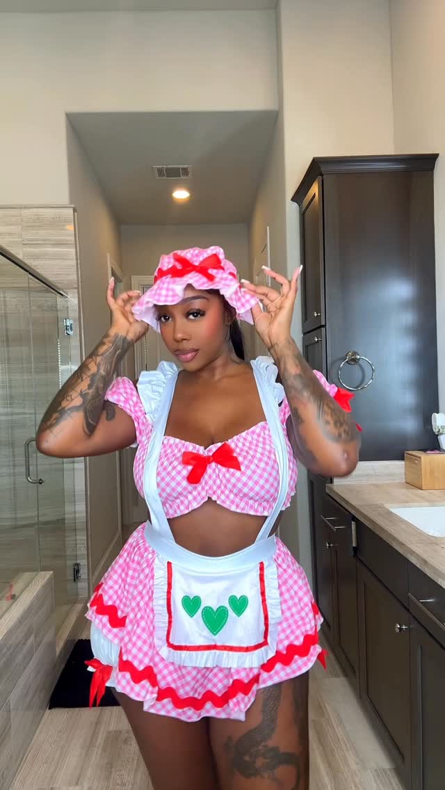 Instagram post by @therealkiannajay for Fashion Nova. Caption reads: @FashionNova 🎃 Are you dressing up for [...].