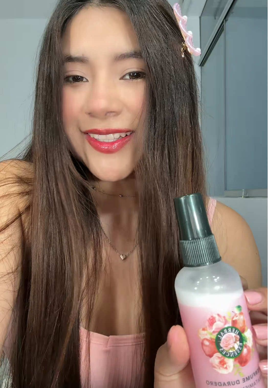 TikTok post by @yesseniavara for ForMe Tips. Caption reads: Rosa Mosqueta, Nueva Línea, Herbal Essences....