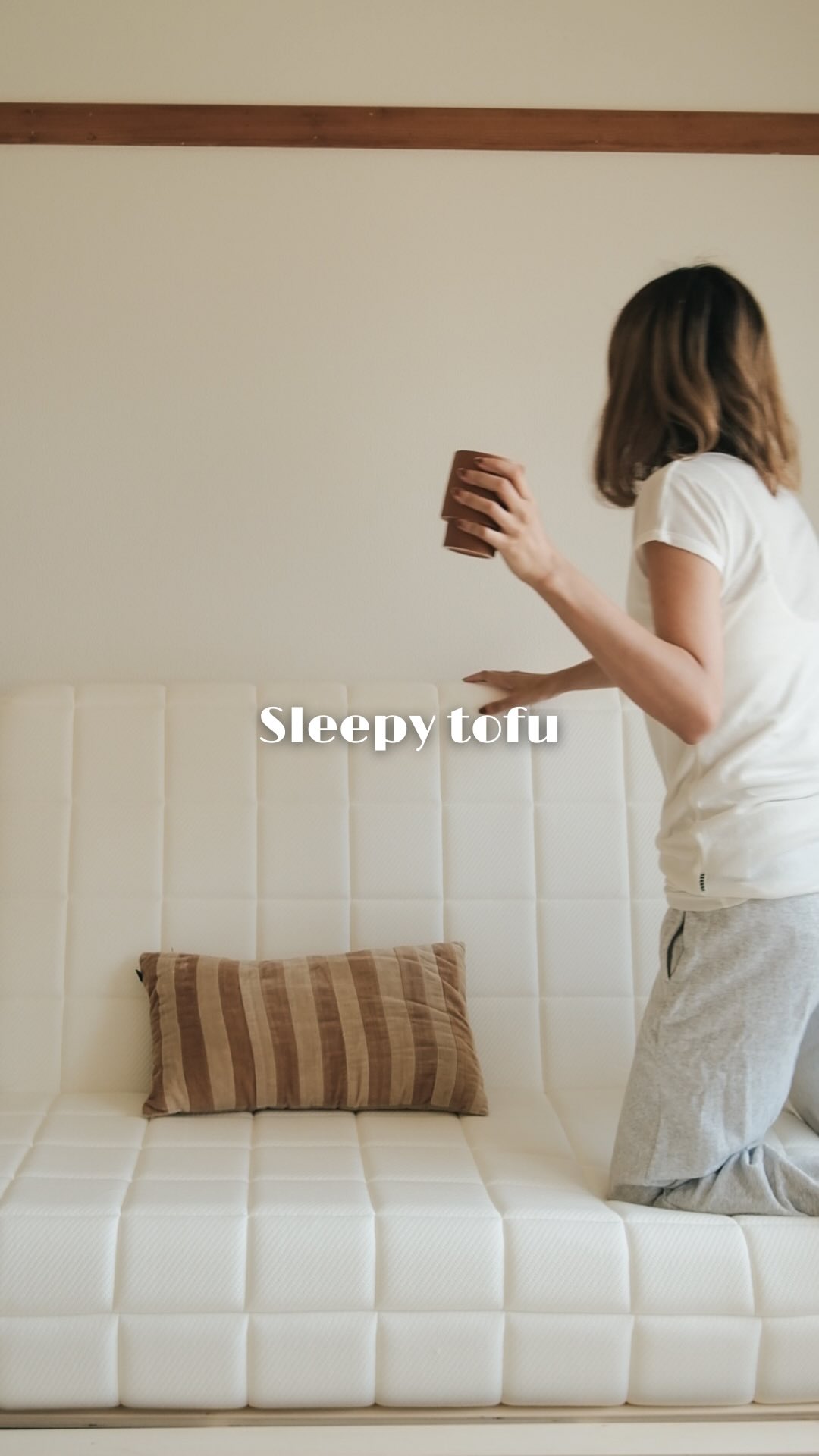 Instagram post by @510_ouchi_ for Sleepy Tofu Japan. Caption reads: 🤍
やっとやっと寝室が完成し、マットレスを設置した日🥹
⁡
ふかふかの感触🫶🏼🪽
これを待....
