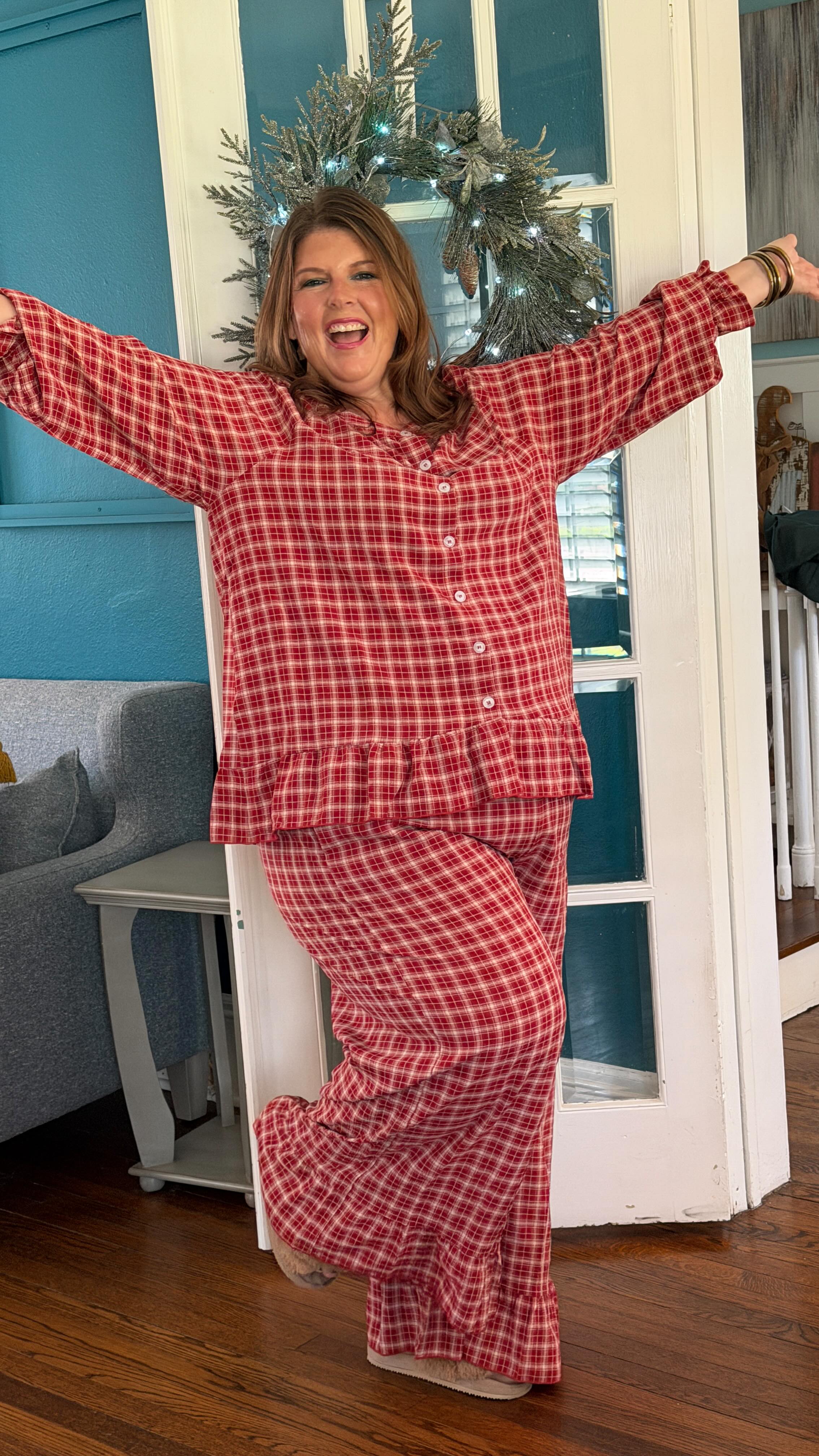 Instagram post by @pots_pans_priscilla for BloomChic. Caption reads: When at home do you wear comfy clothes or stay....