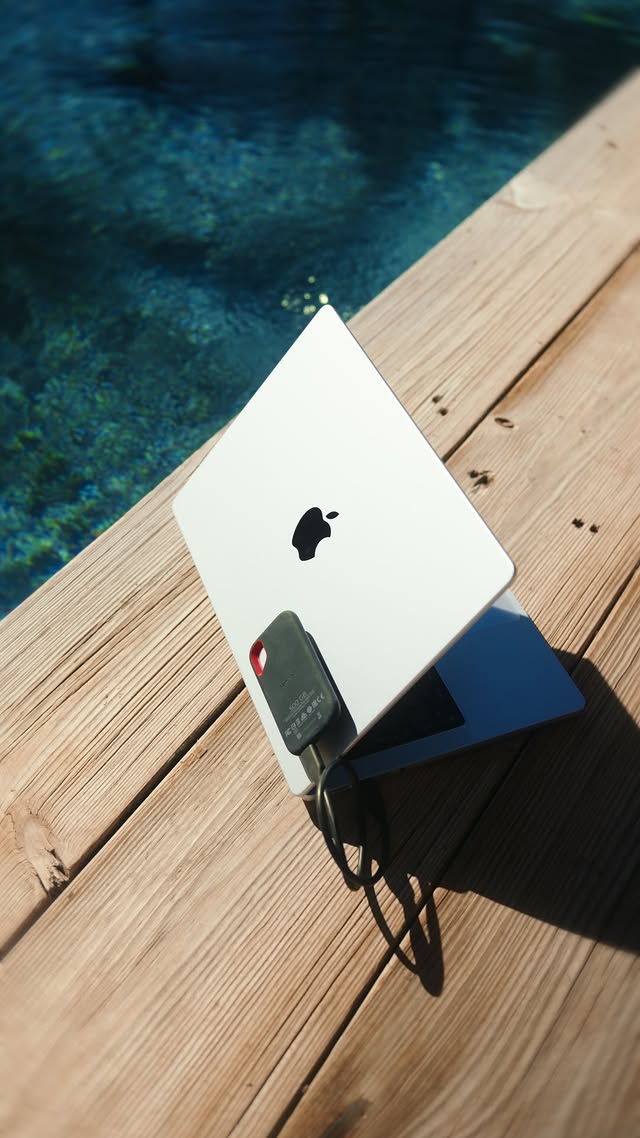 Instagram post by @leokellr for DeltaHub. Caption reads: ad | This one’s for all you video editors 🤝....