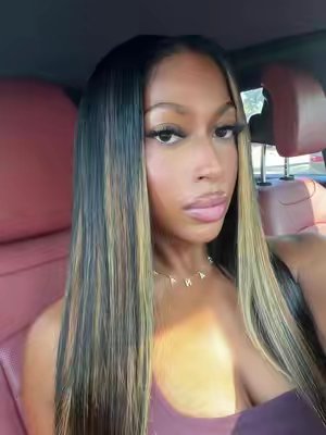 TikTok post by @zoesanaaa for Le Beauté. Caption reads: @Lebeaute hair bundles 😍.