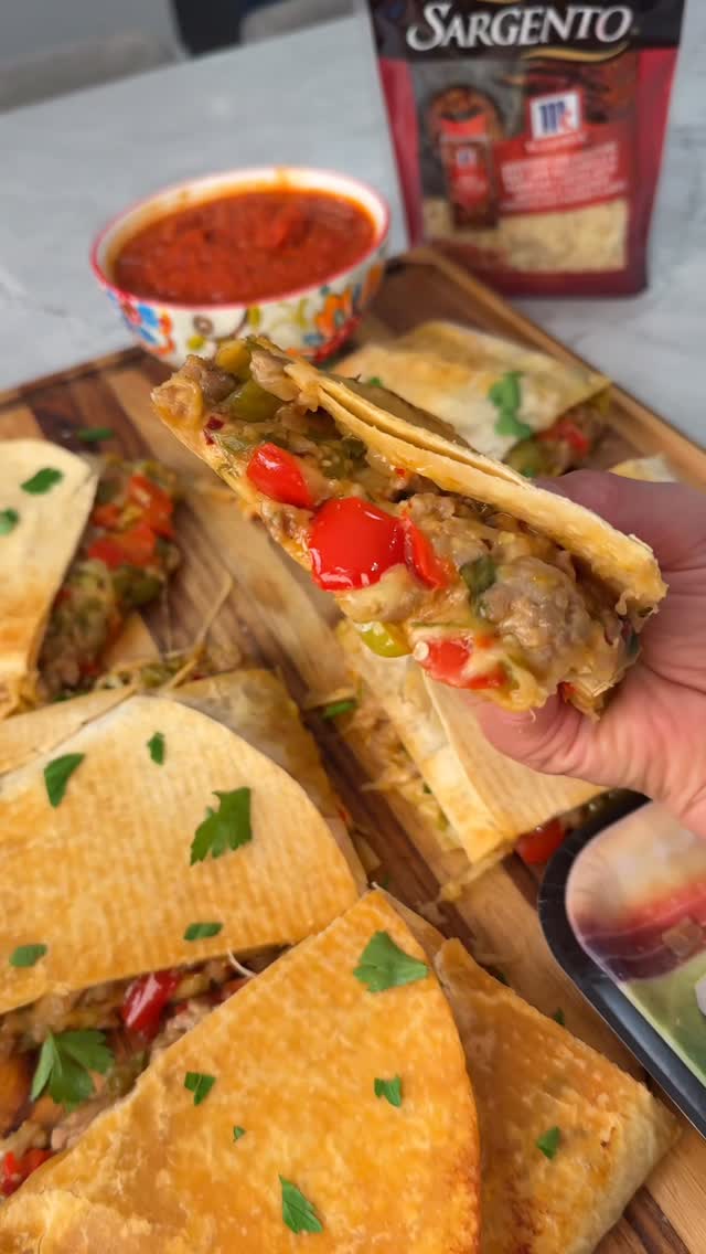 Instagram post by @erekav for Sargento. Caption reads: #SargentoPartner My SHEET PAN SAUSAGE AND PEPPER....