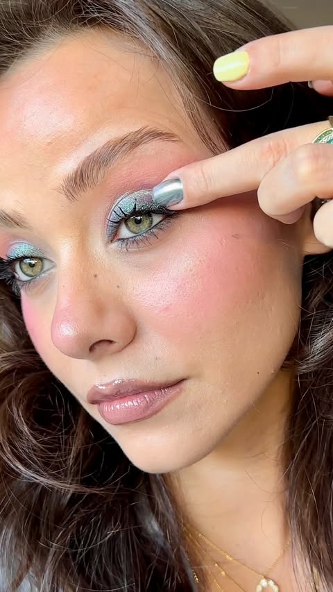 Instagram post by @mmelihaylmz for Maybelline New York Türkiye. Caption reads: Bayılıyorum bu renklere 👌🏹💌....
