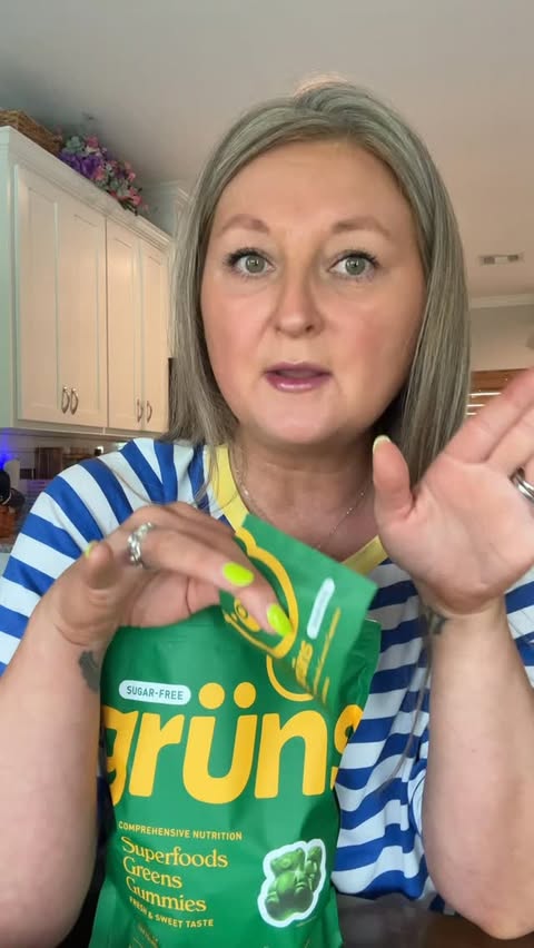 Instagram post by @samanthamullino for Grüns. Caption reads: [...] in bio to try it or comment GRUNS 💚....