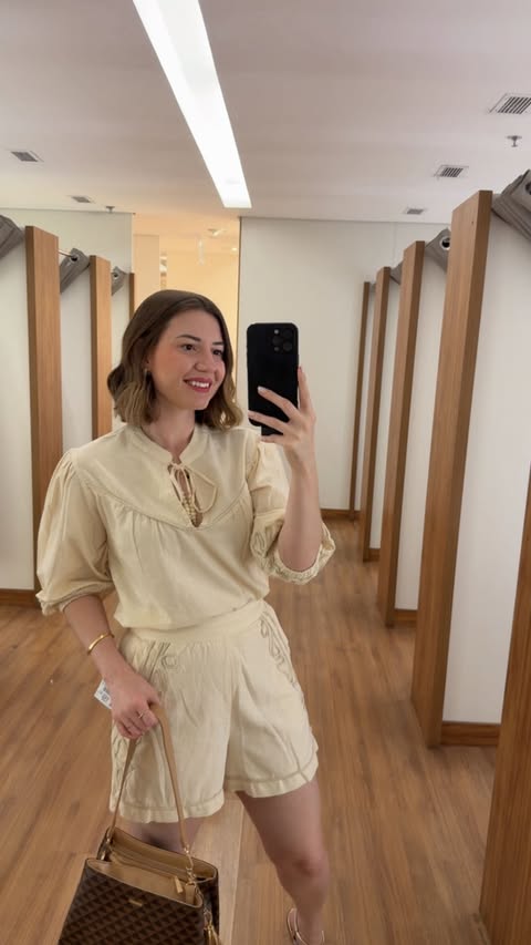 Instagram post by @bia.alvescarvalho for Lojas Renner. Caption reads: Conjuntos @lojasrenner 🤩
Comente EU QUERO que te....