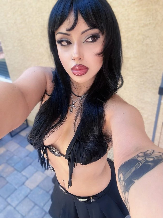 Instagram post by @alexalizzz for YORDY. Caption reads: [...] ♱ cross necklace #gifted by @vintageyordy .⋆.