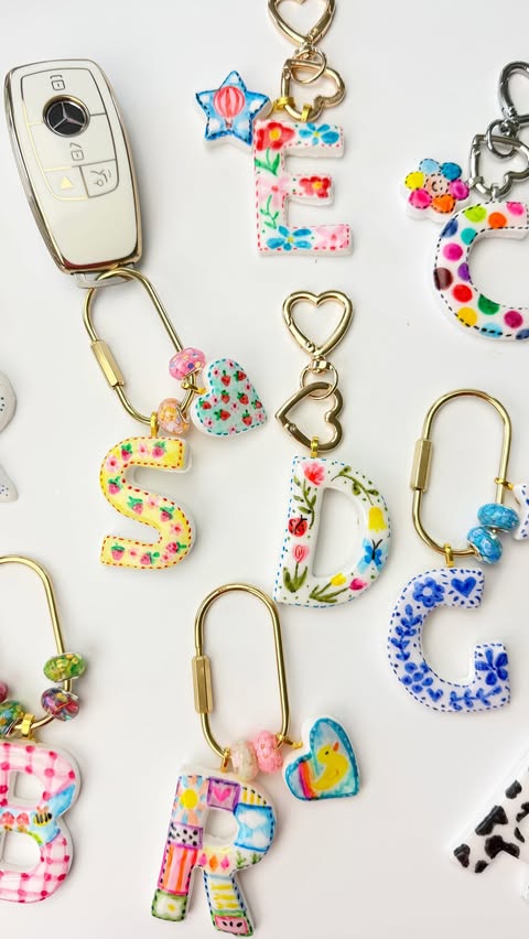 Instagram post by @colormadehappy for STAEDTLER. Caption reads: [...] custom keychains ✨ I used clay by....