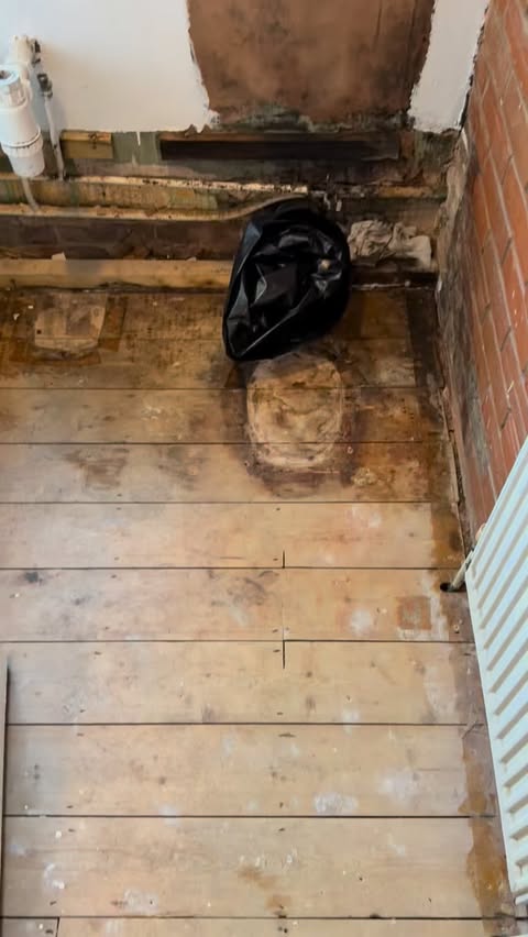 Instagram post by @beaplumber for Screwfix. Caption reads: Bathroom freshen up… 
@screwfix_uk supplying the....