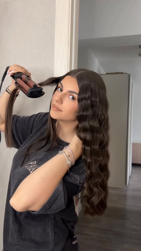 Instagram post by @itskarinamariaa for BaByliss. Caption reads: [...] waves, but make it effortless 🌊 cu BaByliss....