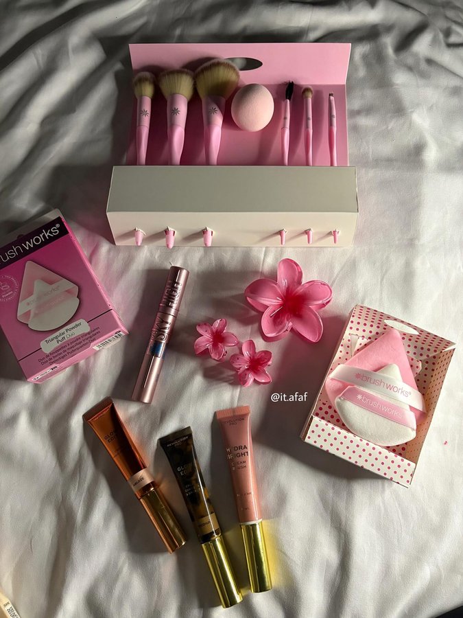 Instagram post by @it.afaf for VogaCloset. Caption reads: طلبيتي من فوغاكلوسيت @vogacloset 🩷💄💁🏽‍♀️ كود....