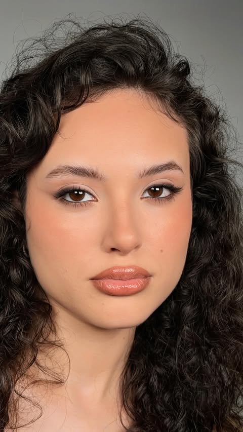 Instagram post by @anivzquez for Palladio Beauty. Caption reads: Look veraniego usando rubor e iluminador....