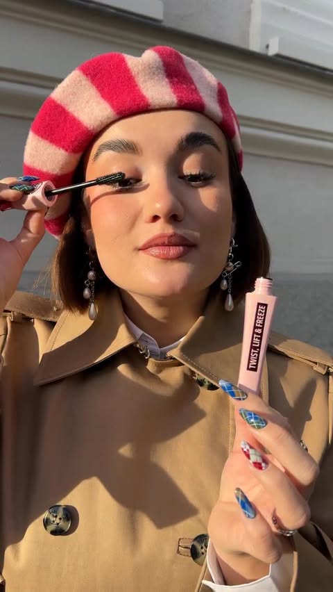 Instagram post by @emedeamores for Bourjois Paris. Caption reads: Publi. Un solo pestañeo y el mundo se congela.....