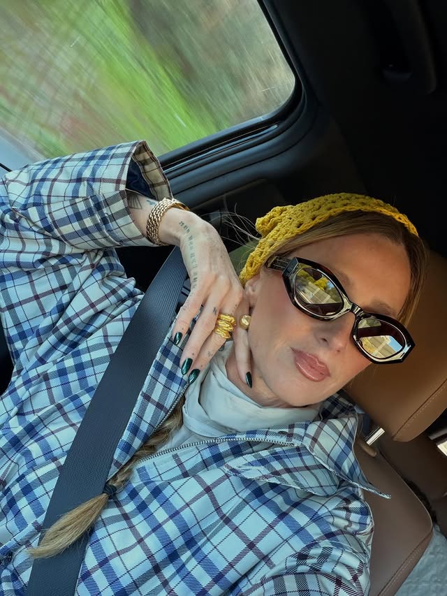 Instagram post by @madalena_abecasis for PARFOIS. Caption reads: [...] aos sítios 😁🌈🩵🫶🏻 
Look @parfois....