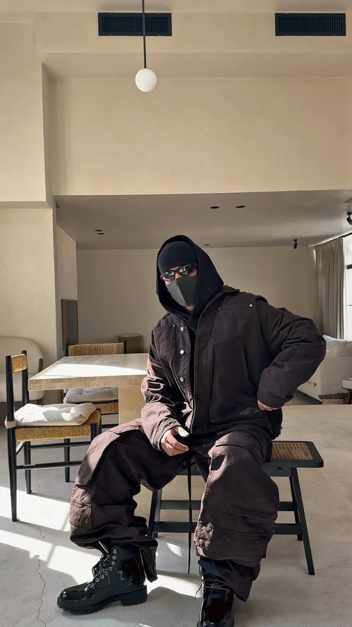 Instagram post by @del.ten for FARFETCH. Caption reads: Recently...styling FARFETCH this Ramadan @farfetch....