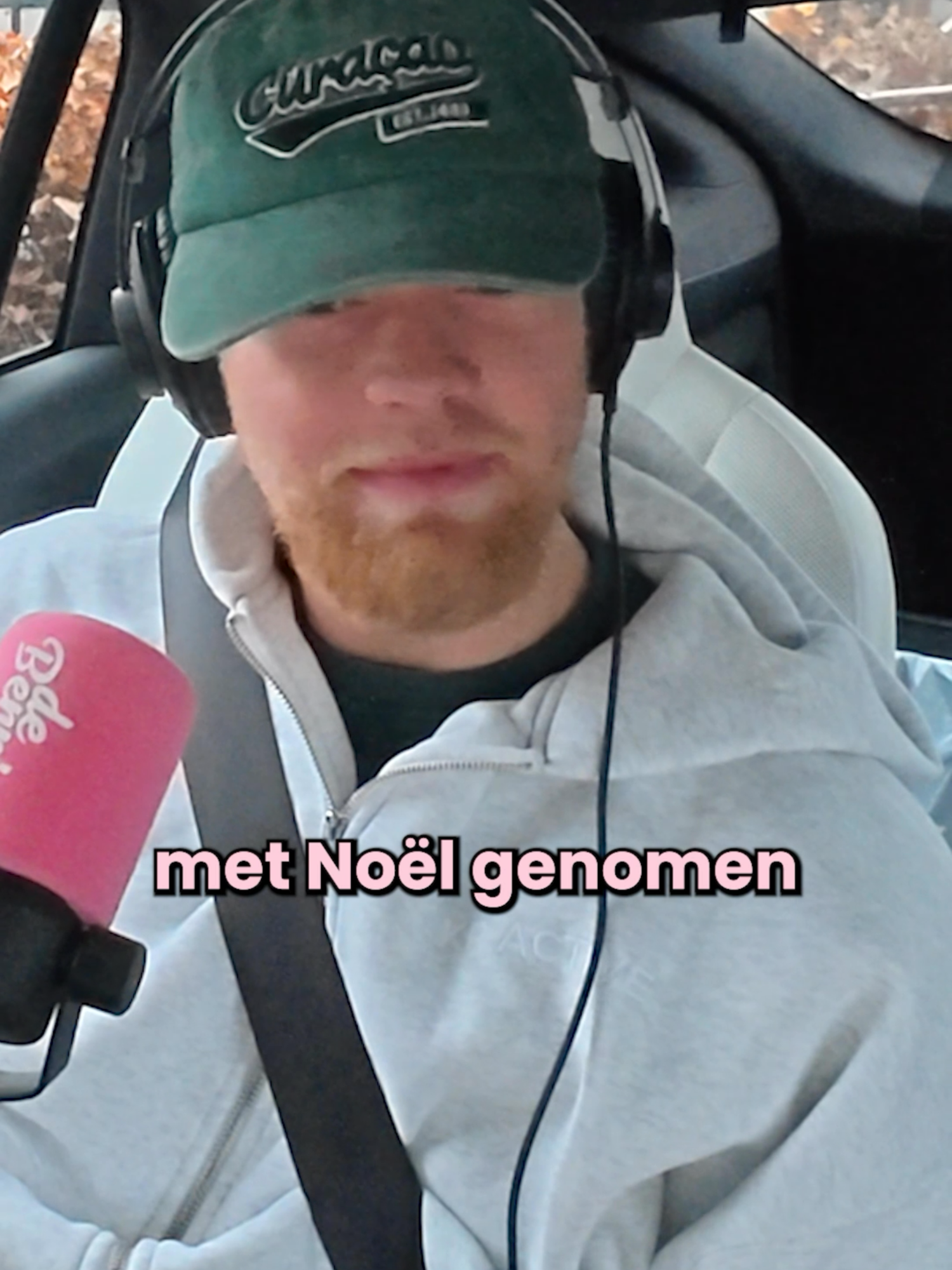 TikTok post by @debennies for Podimo. Caption reads: [...] auto onder & Enzo op drip-tour in Milaan” nu....