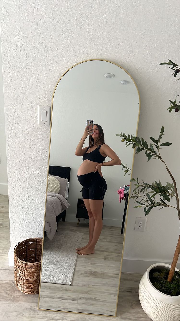 Instagram post by @dianaruizfit for Kamo Fitness. Caption reads: Help me choose my workout outfit🤰🏻Which one is....