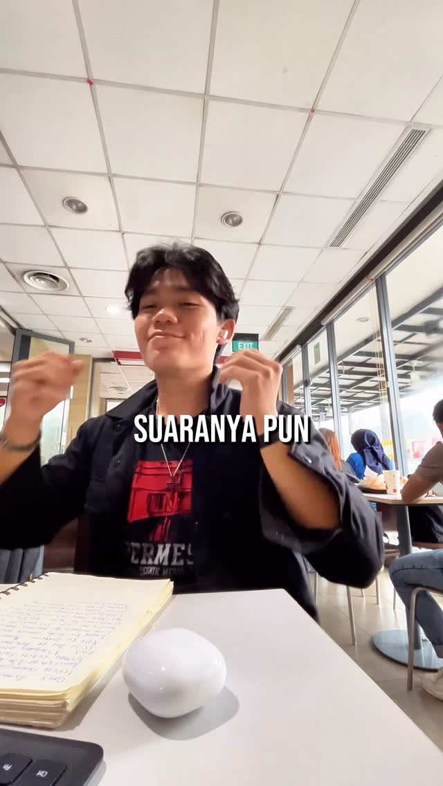 Instagram post by @samliee_ for Baseus. Caption reads: 🎒 3 Barang Wajib Dibawa ke Kampus Biar Nggak....