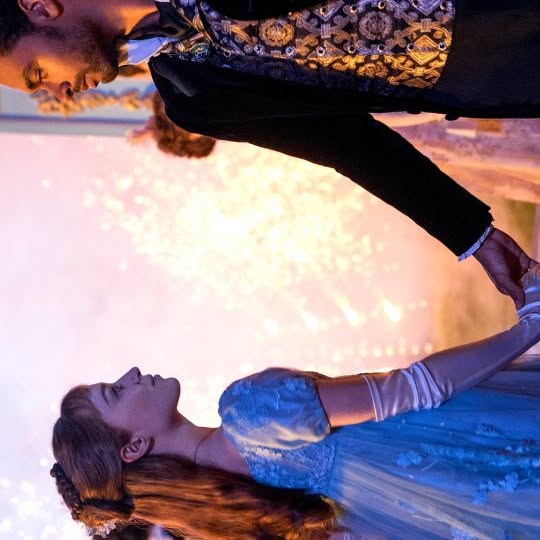 Instagram post by @bridgertonstans for Bridgerton. Caption reads: O icônico e memorável baile Vauxhall! 🎆

📺....