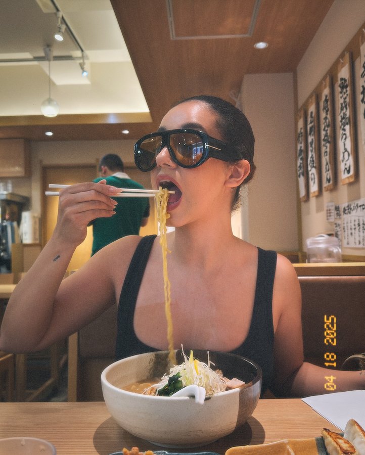 Instagram post by @lenamahfouf for Havaianas. Caption reads: [...] à Tokyo? » 🩴🍡🌸
wearing @havaianaseurope....