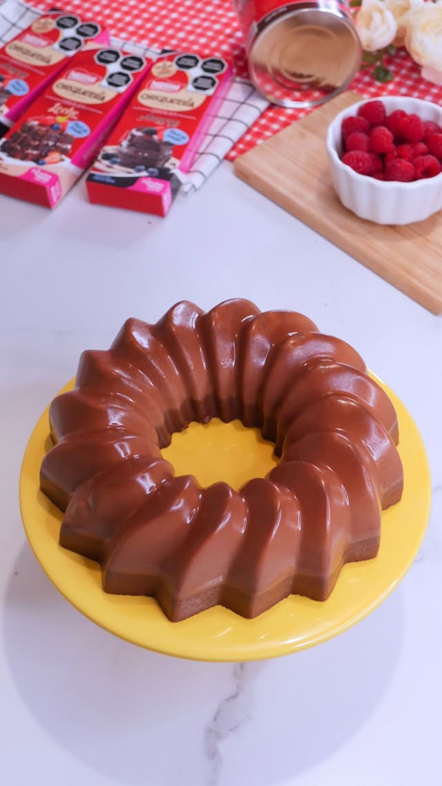 Instagram post by @ale.hervi for Chocolates Nestlé. Caption reads: Receta Gelatina de Chocolate Nestlé....