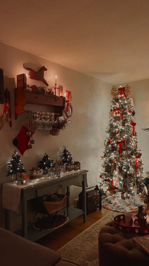 Instagram post by @dana_mcgowan_ for King of Christmas. Caption reads: [...] the glow of the Christmas tree from....