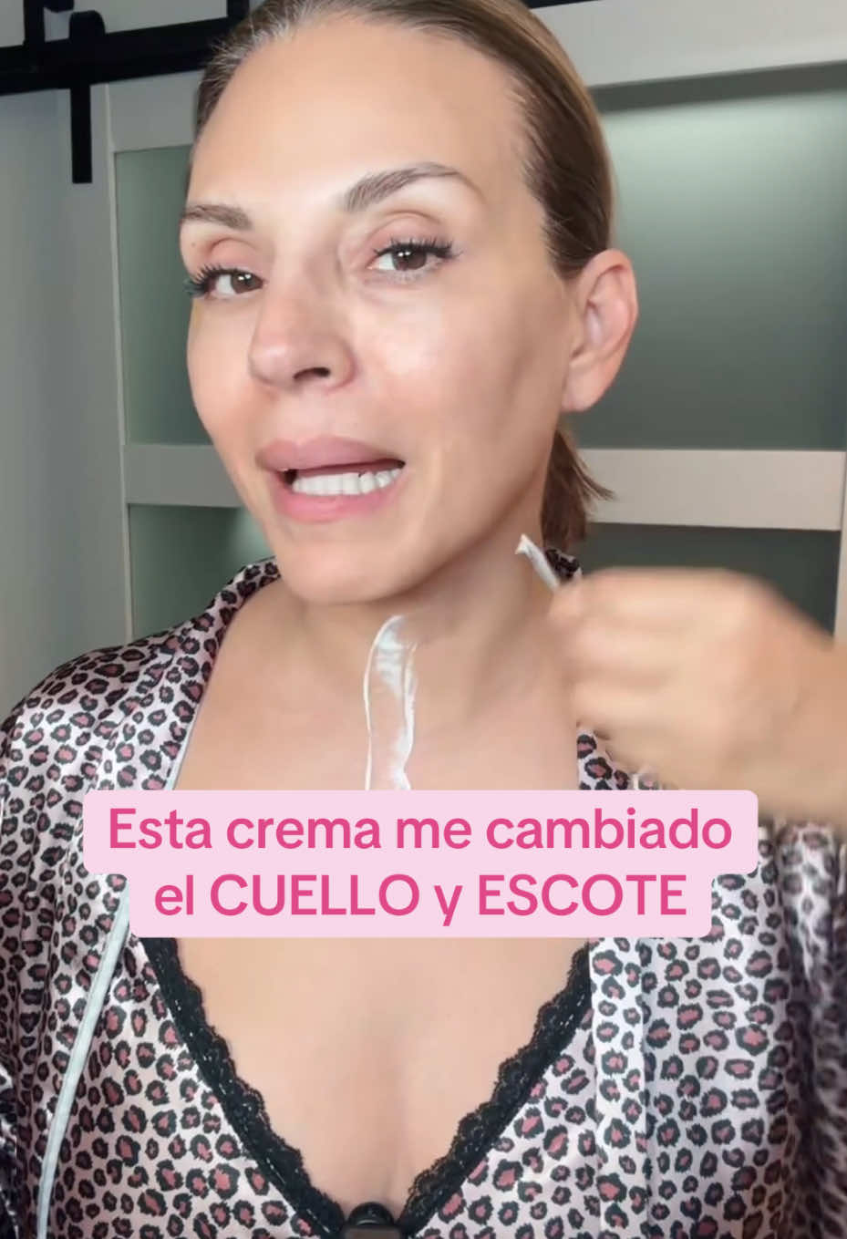 TikTok post by @normaescandontiktok for GoPure Beauty. Caption reads: Esta crema me ha cambiado el cuello y escote. ¡Y....