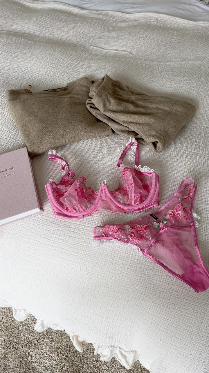 Instagram post by @cindygredziak for Melvita. Caption reads: Sunday at home 🌸🧚🦋🌼 
#ａｅｓｔｈｅｔｉｃ #vlog....