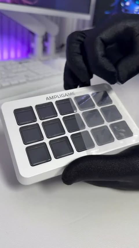 Instagram post by @kaiquecreator for FIFINEMICROPHONE. Caption reads: #ad 🎙️ Powerful sound, minimalist look.

The....