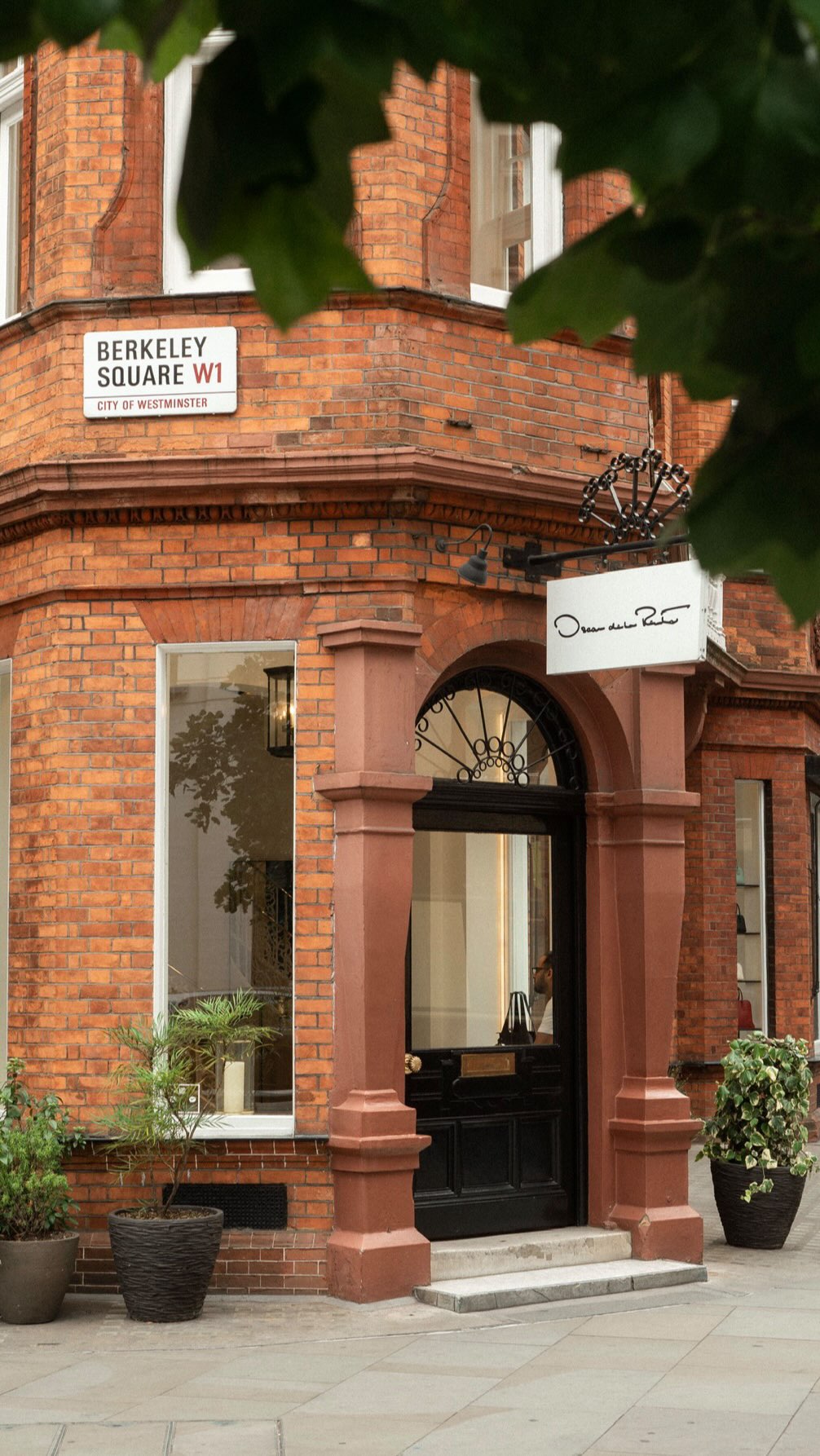 Instagram post by @lydia for Oscar De La Renta. Caption reads: [...] much for inviting me @glamouruk and....